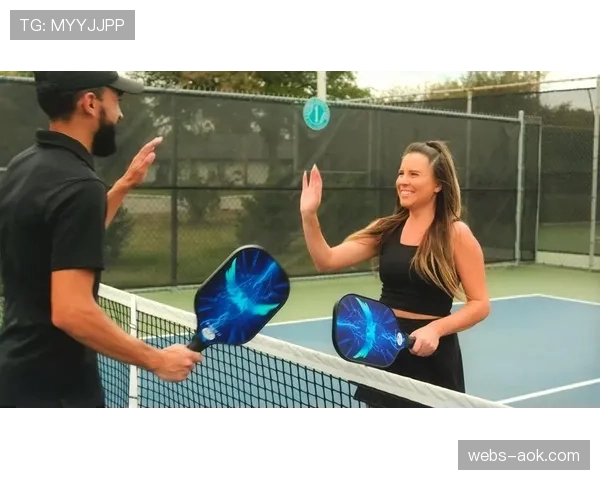 比赛用球疑似有异物,主审检查后更换比赛用球